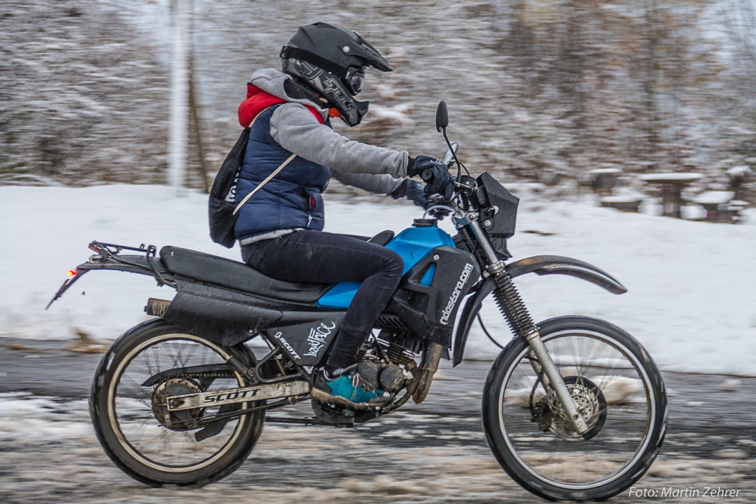 Foto: Martin Zehrer - Unterwegs mit dem Moped im Schnee, gesehen auf dem Armesberg am 19. November 2017 