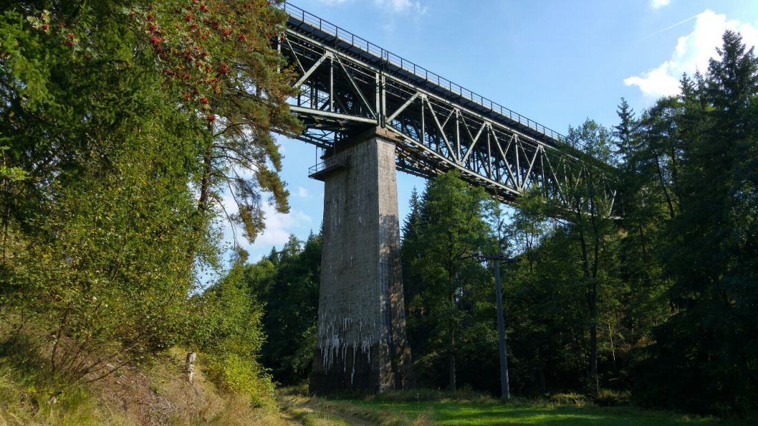 Foto: Martin Zehrer - Bahnbrücke bei Neusorg 